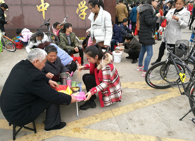 安徽“高考工厂”学生为抢时间路边吃午饭8927632-教育图片库-大视野-
